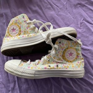 Converse High Top shoes … size 5 … kids/juniors .. excellent condition